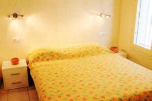 een kleine slaapkamer met een bed en een raam bij apartamento a pie de playa ref 220 in Roses