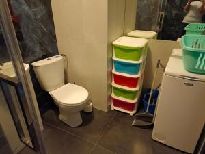 baño con aseo y varios cubos de basura de colores en Widok, en Ostróda