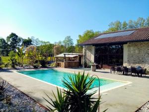 a swimming pool in the backyard of a house at Villa de 7 chambres avec piscine privee jardin amenage et wifi a Saint Jean de Marsacq in Saint-Jean-de-Marsacq