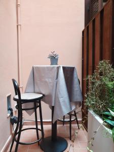 een tafel met een tafelkleed erop bij Saint George and the Dragon Suite in Bologna