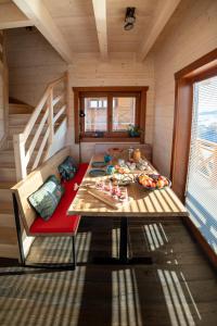 a wooden room with a table in a cabin at Houten Vakantiewoning "ReisnaarPolen" inclusief royaal ontbijt, sauna en gids in Czarna Góra
