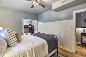 um quarto com uma cama e uma ventoinha de tecto em Cozy Eureka Springs Cottage, Walk to Dtwn! em Eureka Springs