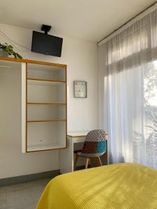 TV a/nebo společenská místnost v ubytování hotel l'échappée d'oléron
