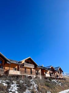 una baita di tronchi in montagna con neve di Chalet VARS 8 à 10 personnes, proche des pistes a Vars