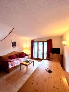 un soggiorno con un letto e un tavolo di Chalet VARS 8 à 10 personnes, proche des pistes a Vars