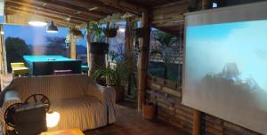 una sala de estar con una gran pantalla de proyección en Fábrica de Experiencias - FINCA COMPLETA 2 personas, en Santa Elena