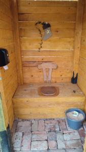 ein Holzhaus mit einem WC darin in der Unterkunft Robinzonski smjestaj BB-HILL in Zabok
