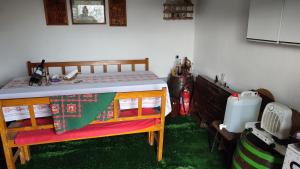 Bett in einem Zimmer mit grünem Gras in der Unterkunft Robinzonski smjestaj BB-HILL in Zabok