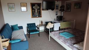 ein Zimmer mit einem Bett, einer Couch und einem Tisch in der Unterkunft Robinzonski smjestaj BB-HILL in Zabok