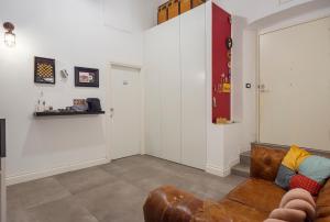 拿坡里的住宿－Tredici Boutique Rooms，客厅设有棕色的沙发和墙壁
