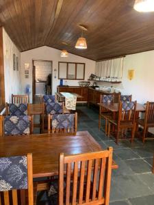 uma sala de jantar com mesas e cadeiras de madeira em Pousada Encantos do Mar em Arraial d'Ajuda