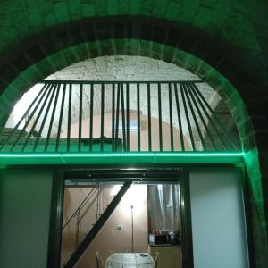 バーリにあるThe Nest of Envyの緑灯の建物内の階段
