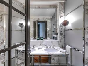 パリにあるMARQUIS Faubourg Saint-Honoré Relais & Châteauxのバスルーム(洗面台、鏡付)