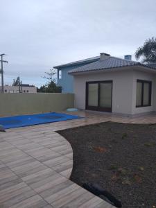 una casa con patio y una casa en Recanto da Praia Paraíso, en Torres
