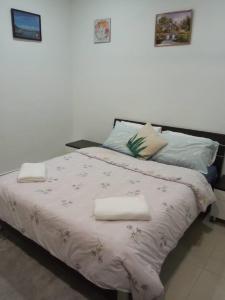 um quarto com uma cama com duas toalhas em Shaftsbury residence cyberjaya studio suites with free parking em Cyberjaya