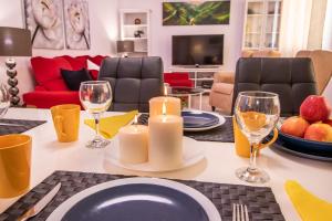 - une salle à manger avec une table, des bougies et des verres à vin dans l'établissement Apartamento Romero Valencia, à Benicull