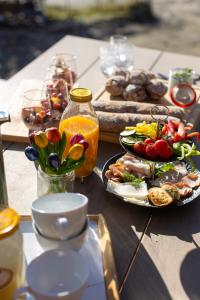 a table with a plate of food and a plate of vegetables at Houten Vakantiewoning "ReisnaarPolen" inclusief royaal ontbijt, sauna en gids in Czarna Góra
