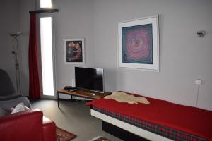 ヴァルベラにあるArp (470 Bä) OGのリビングルーム(赤いベッド1台、テレビ付)