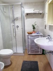 uma casa de banho com um chuveiro, um WC e um lavatório. em B&B Perla Cavese em Cava deʼ Tirreni