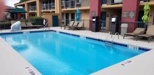 una piscina frente a un hotel en Quality Inn Pelham I-65 exit 246, en Pelham