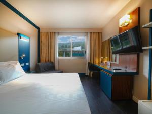 A television and/or entertainment centre at La Meridiana Bleisure Hotel