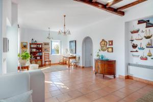 Posezení v ubytování Cycladic Aura - Traditional Holiday Cottage