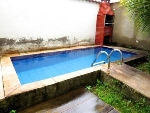 una pequeña piscina en el patio trasero de una casa en Oásis do Mutá Residencial, en Porto Seguro