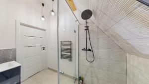 W łazience znajduje się prysznic ze szklanymi drzwiami. w obiekcie roomspoznan pl - Apartamenty i Pokoje Półwiejska 20 - 24h self check-in w Poznaniu