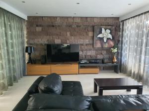 TV a/nebo společenská místnost v ubytování Exclusive Villa in Bahia del Duque