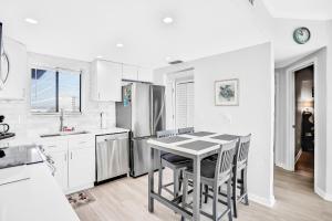 Kuchyň nebo kuchyňský kout v ubytování Polished oceanfront condo with pool access, private balcony & washer/dryer