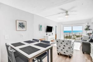 TV a/nebo společenská místnost v ubytování Polished oceanfront condo with pool access, private balcony & washer/dryer