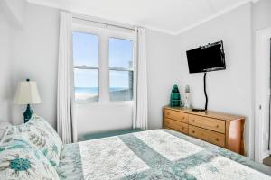 Postel nebo postele na pokoji v ubytování Polished oceanfront condo with pool access, private balcony & washer/dryer + 18 fotografií