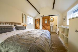 a bedroom with a large bed and a bathroom at LaLo in Maunby