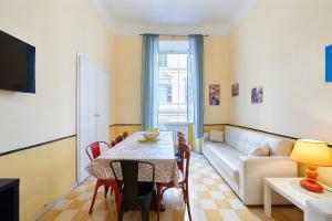 - un salon avec une table et un canapé dans l'établissement Casa al Viminale, à Rome