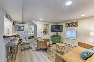 a living room with a couch and a tv at Cozy Ventnor Getaway Walk to Public Beach! in Ventnor City