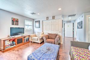 Springfield Apt with Deck and Central Location! TV 또는 엔터테인먼트 센터