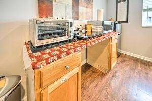Springfield Apt with Deck and Central Location! 주방 또는 간이 주방