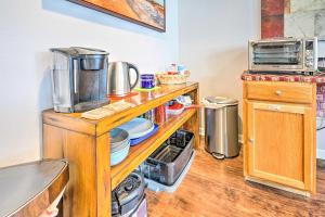Springfield Apt with Deck and Central Location! 주방 또는 간이 주방