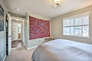 1 dormitorio con cama blanca y pared roja en Springfield Apt with Deck and Central Location!, en Springfield