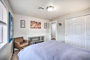 Springfield Apt with Deck and Central Location! 객실 침대