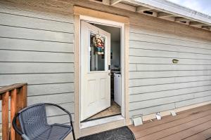 Springfield Apt with Deck and Central Location! 발코니 또는 테라스