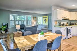 Φωτογραφία από το άλμπουμ του Coastal Cape Cod Home about Walk to Hen Cove Beach! σε Pocasset