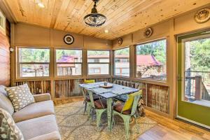 une salle à manger avec une table, des chaises et des fenêtres dans l'établissement Near Hiking Cabin with Deck and Grill in Show Low, à Show Low