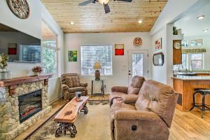 un salon avec des canapés et une cheminée dans l'établissement Near Hiking Cabin with Deck and Grill in Show Low, à Show Low