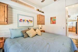 - une chambre avec un lit bleu et des oreillers dans l'établissement Near Hiking Cabin with Deck and Grill in Show Low, à Show Low