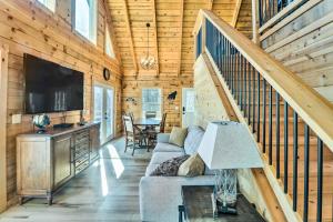 salon z kanapą i schodami w drewnianym domu w obiekcie Peaceful Free Union Cabin with Deck and Mtn Views 