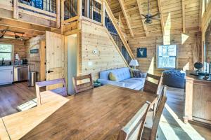 jadalnia i salon w drewnianym domku w obiekcie Peaceful Free Union Cabin with Deck and Mtn Views 