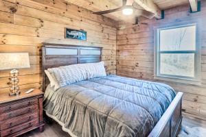 sypialnia z łóżkiem w drewnianej ścianie w obiekcie Peaceful Free Union Cabin with Deck and Mtn Views 