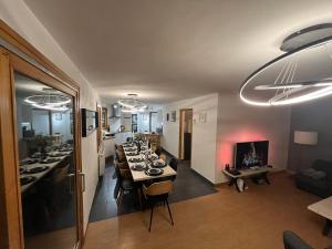 uma longa sala de jantar com uma mesa longa e uma lareira em Chalet Chantelle em Morzine