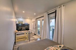 TV/trung tâm giải trí tại One-of-a-Kind Container Home on Mount Vernon Farm!